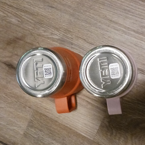 2 Yeti 20 Oz  Ramblers With Mag Slide Lids - Picture 4 of 11